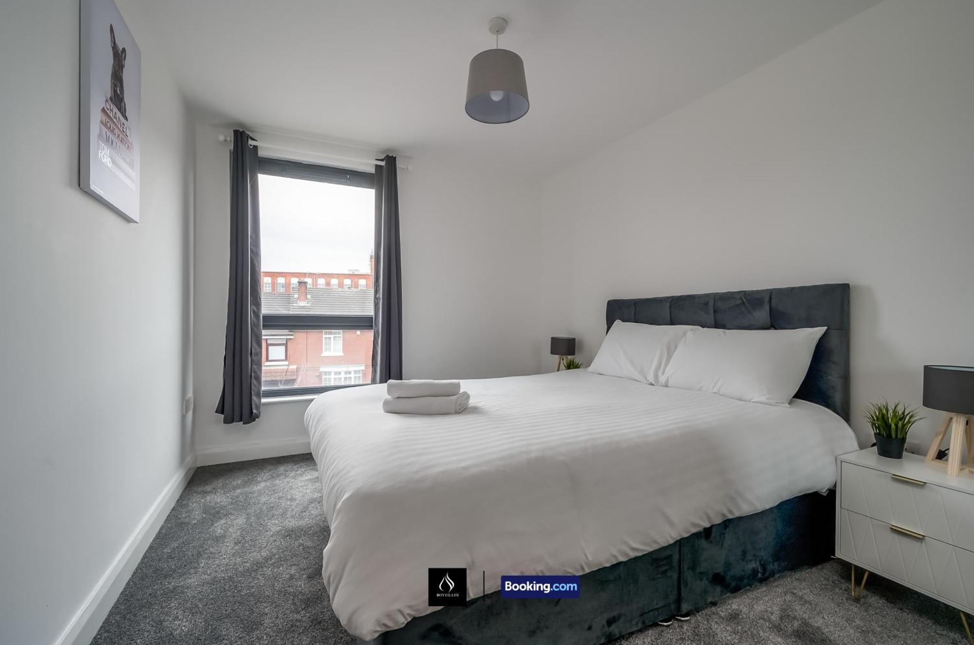 Apartment 2 Bed Modern Cozy By Boyeilles Short Lets & Serviced With Free Wifi