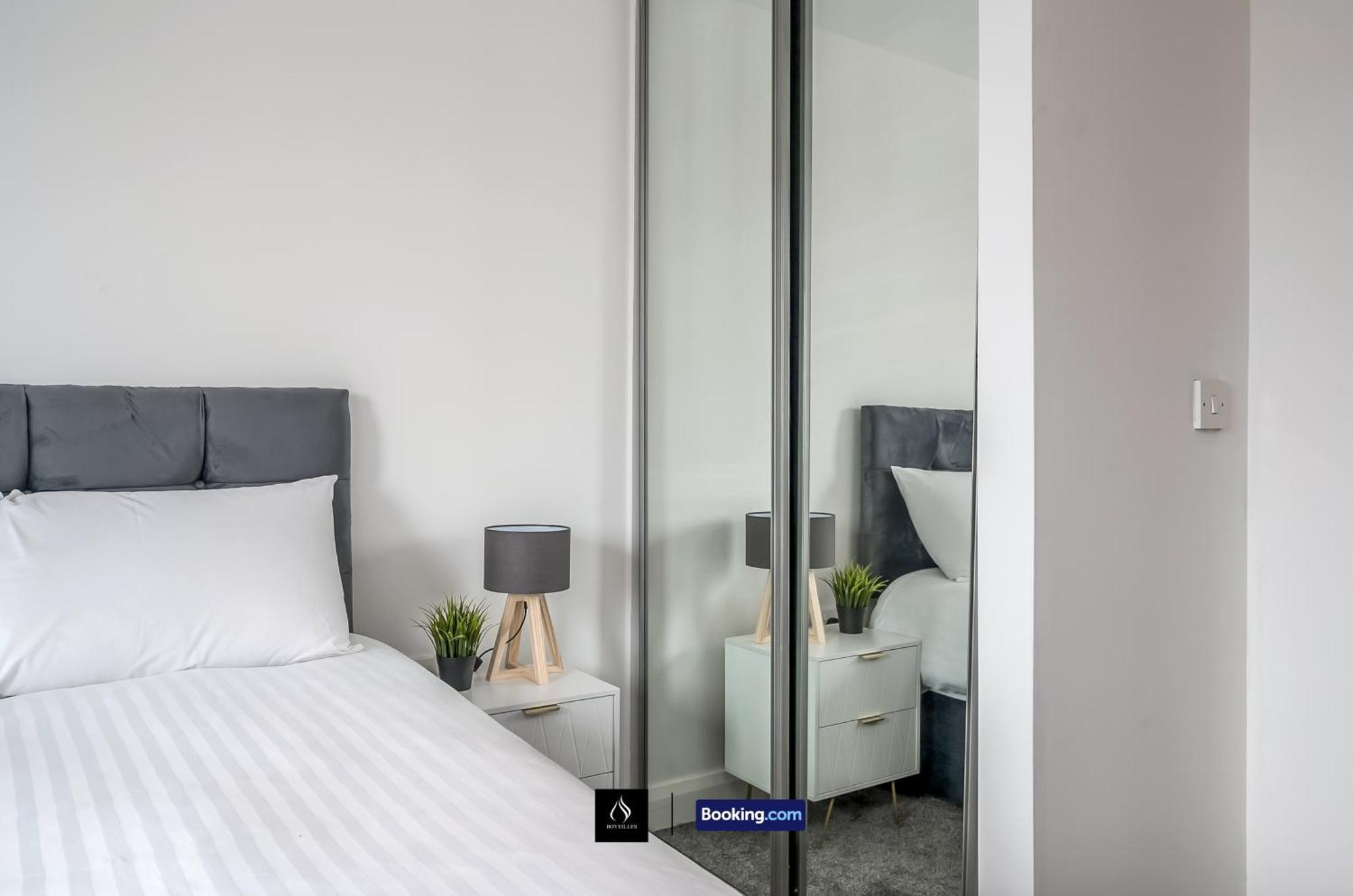 Apartment 2 Bed Modern Cozy By Boyeilles Short Lets & Serviced With Free Wifi