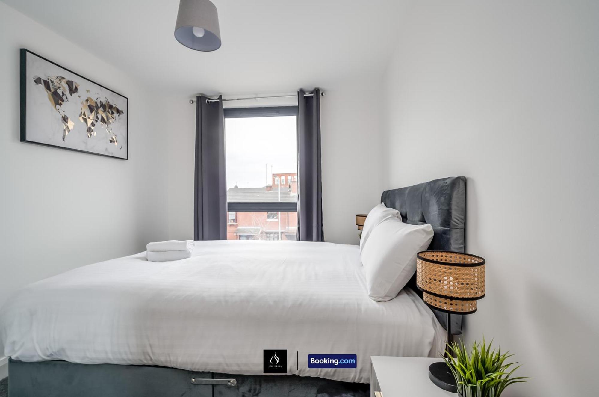 2 Bed Modern Cozy By Boyeilles Short Lets & Serviced With Free Wifi *