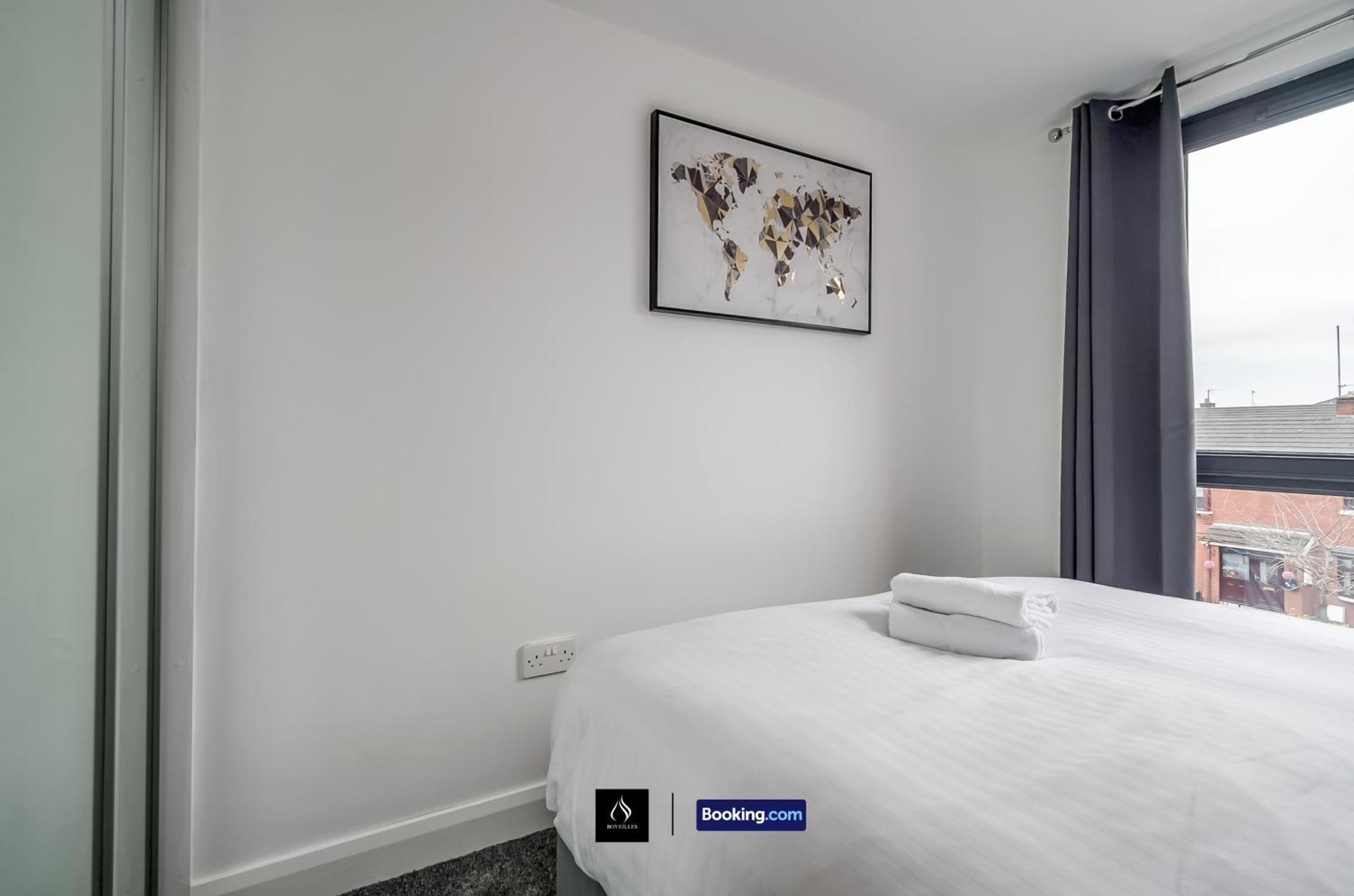 2 Bed Modern Cozy By Boyeilles Short Lets & Serviced With Free Wifi Apartment