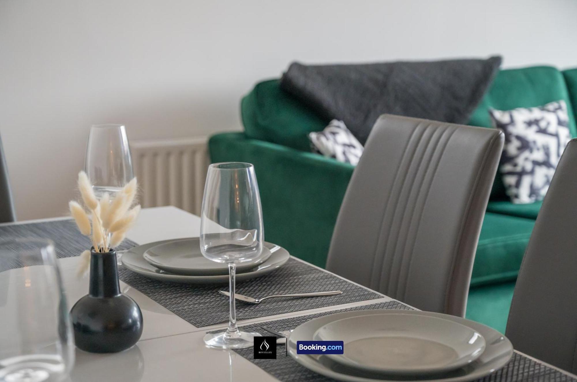 2 Bed Modern Cozy By Boyeilles Short Lets & Serviced With Free Wifi Apartment