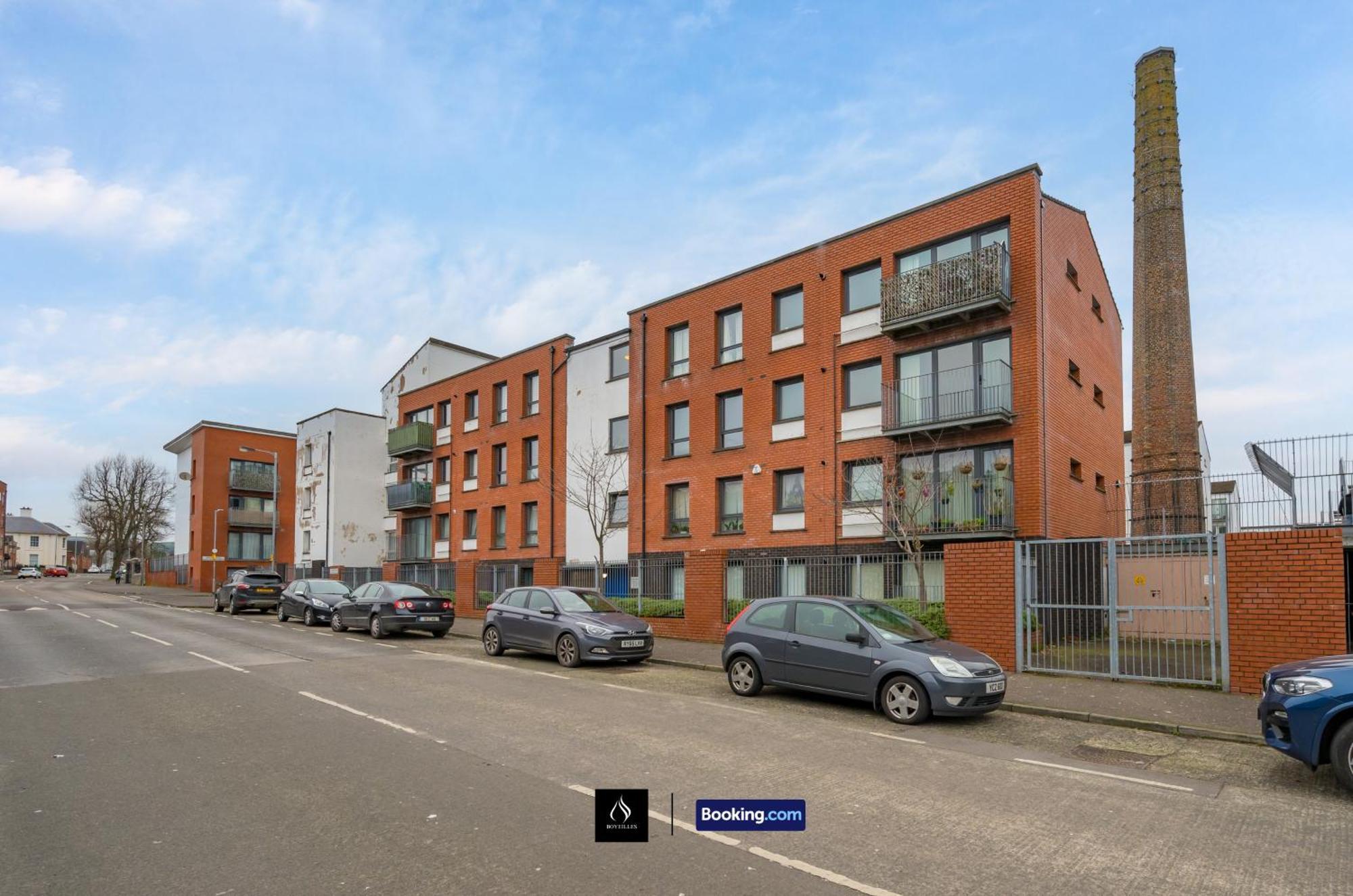 Apartment 2 Bed Modern Cozy By Boyeilles Short Lets & Serviced With Free Wifi