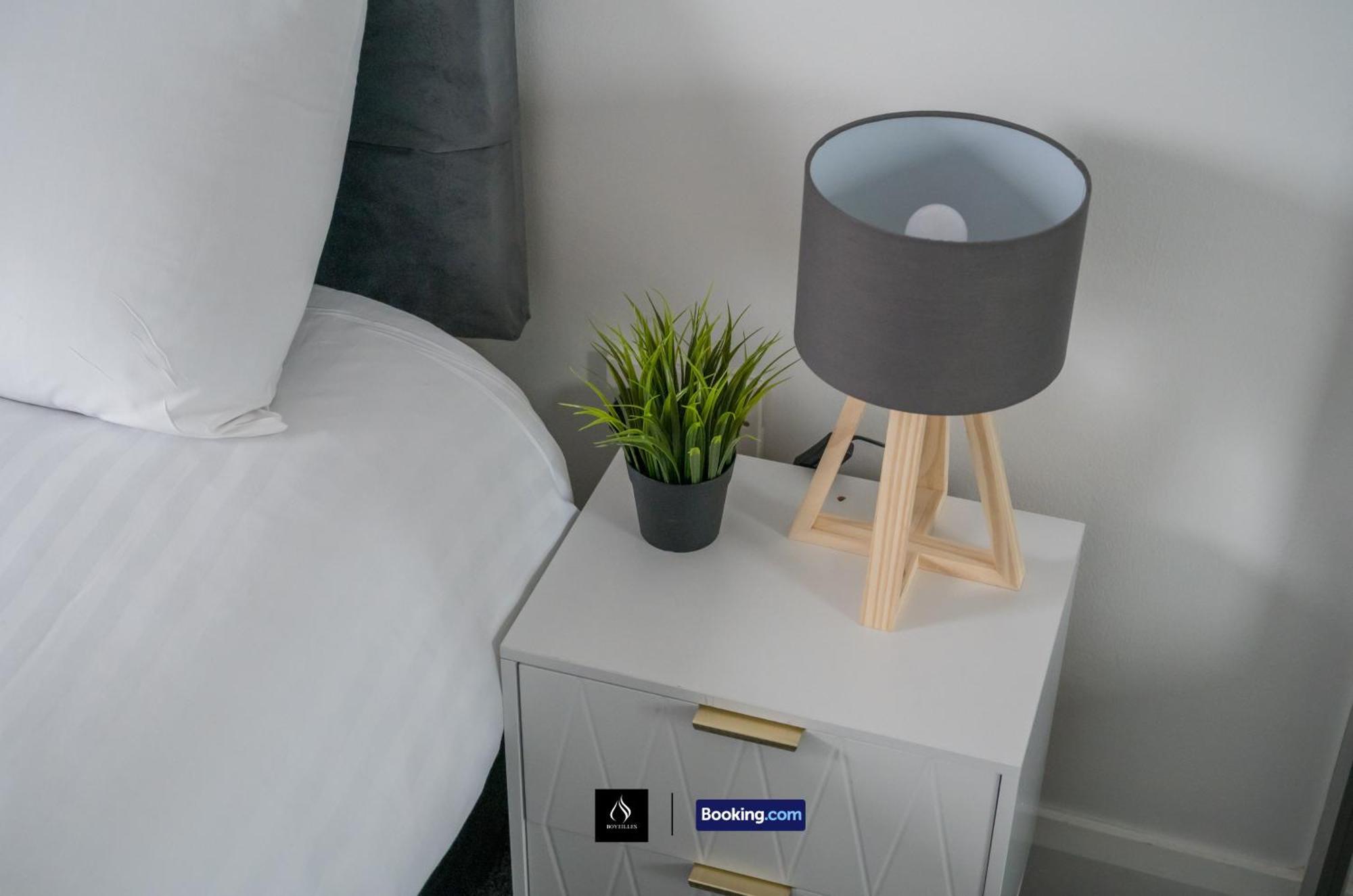 2 Bed Modern Cozy By Boyeilles Short Lets & Serviced With Free Wifi Apartment *