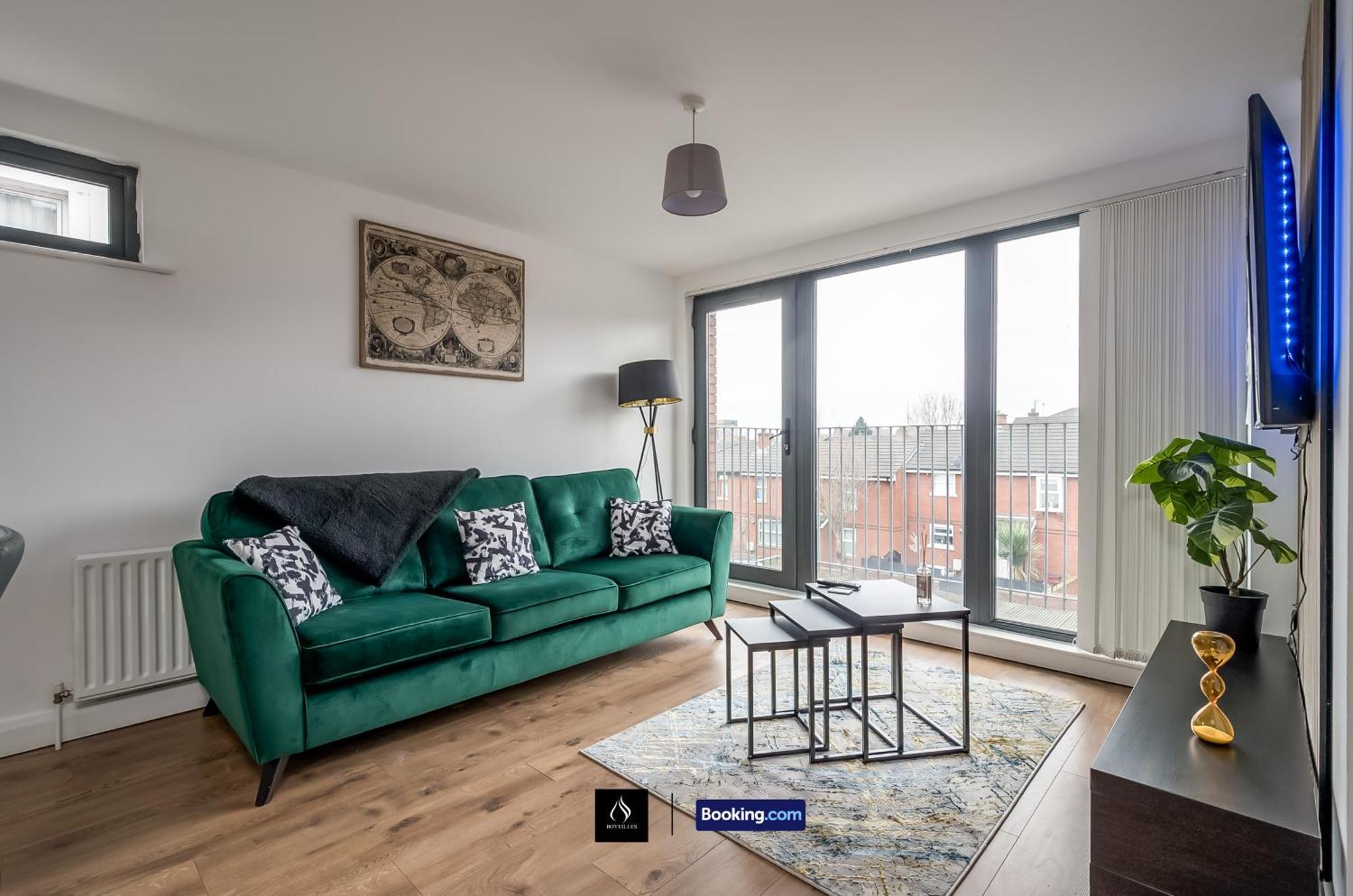 Apartment 2 Bed Modern Cozy By Boyeilles Short Lets & Serviced With Free Wifi *