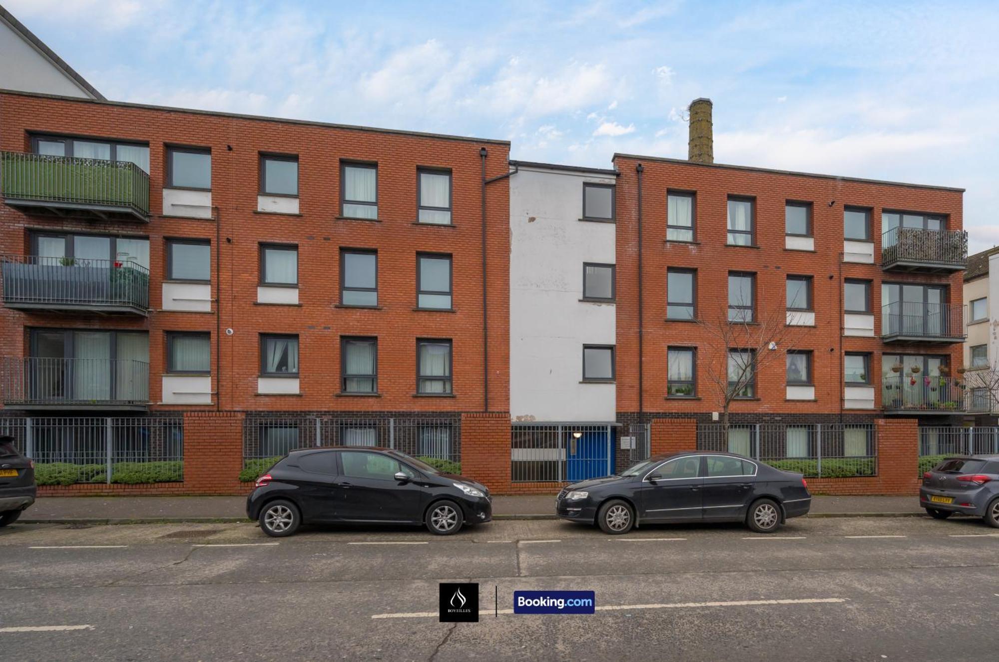 2 Bed Modern Cozy By Boyeilles Short Lets & Serviced With Free Wifi *