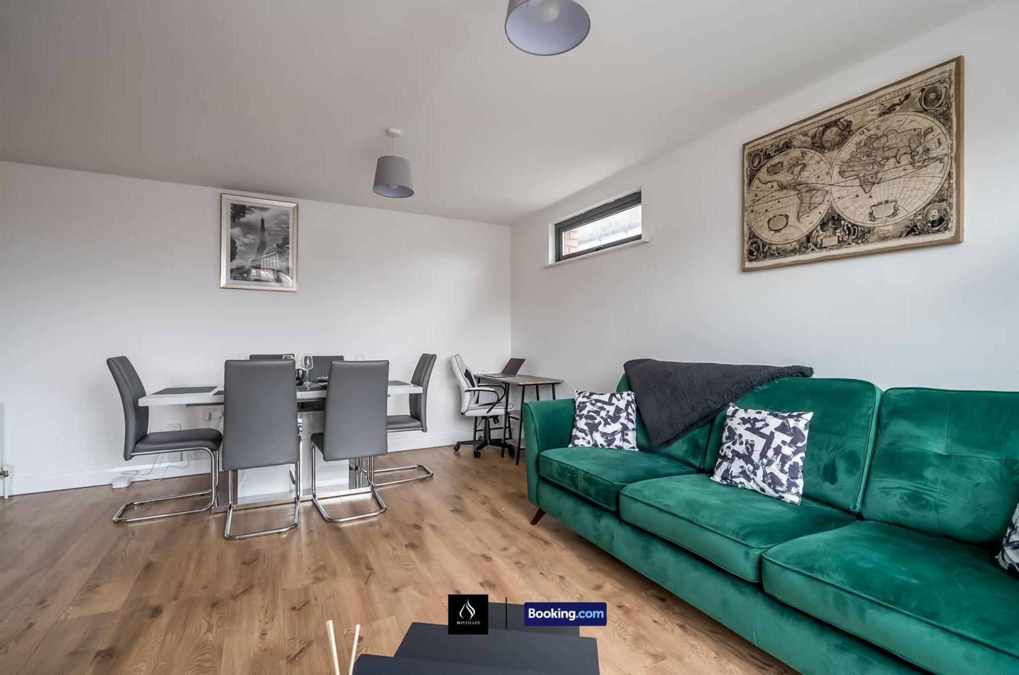 2 Bed Modern Cozy By Boyeilles Short Lets & Serviced With Free Wifi