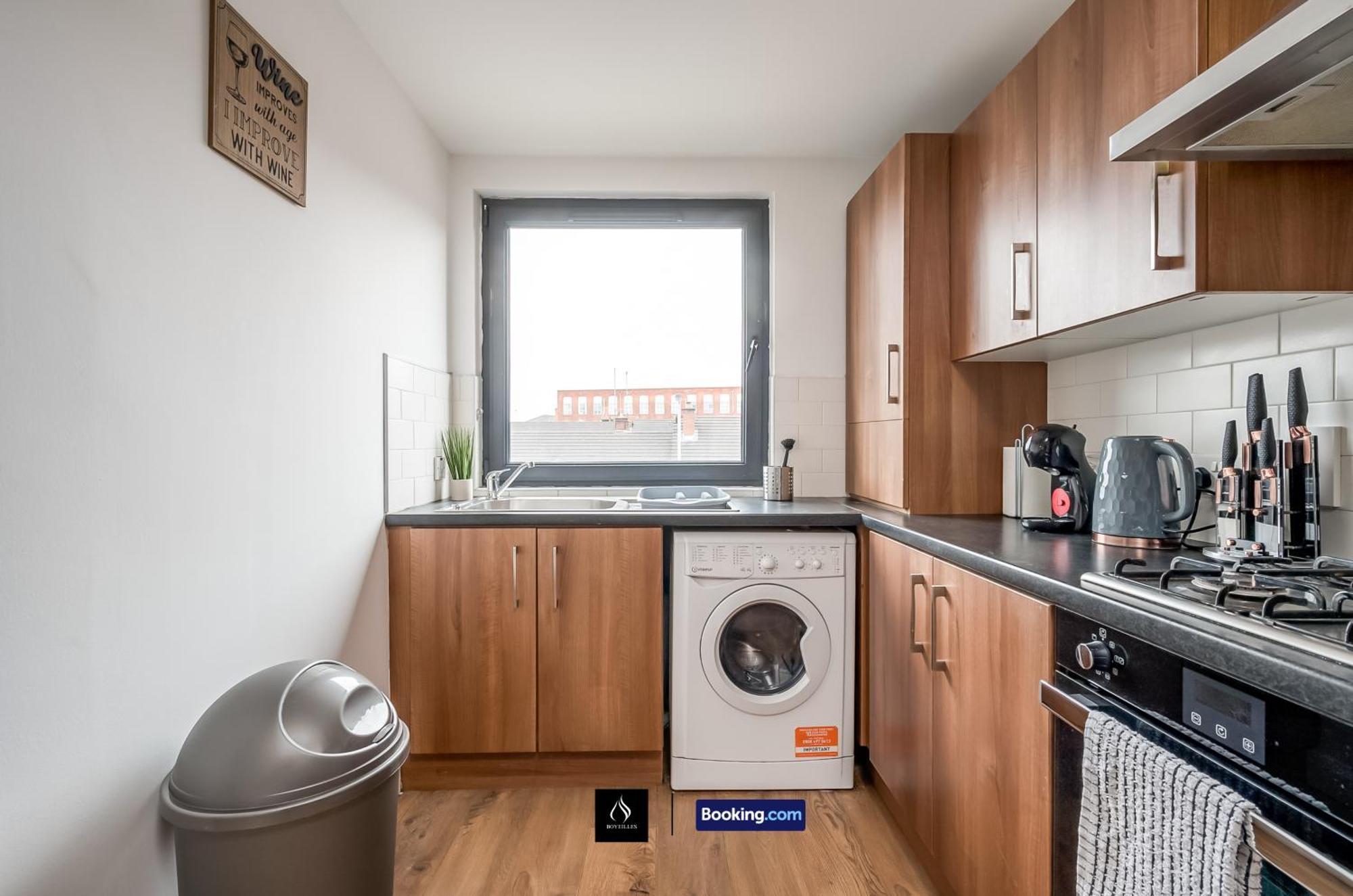 Apartment 2 Bed Modern Cozy By Boyeilles Short Lets & Serviced With Free Wifi