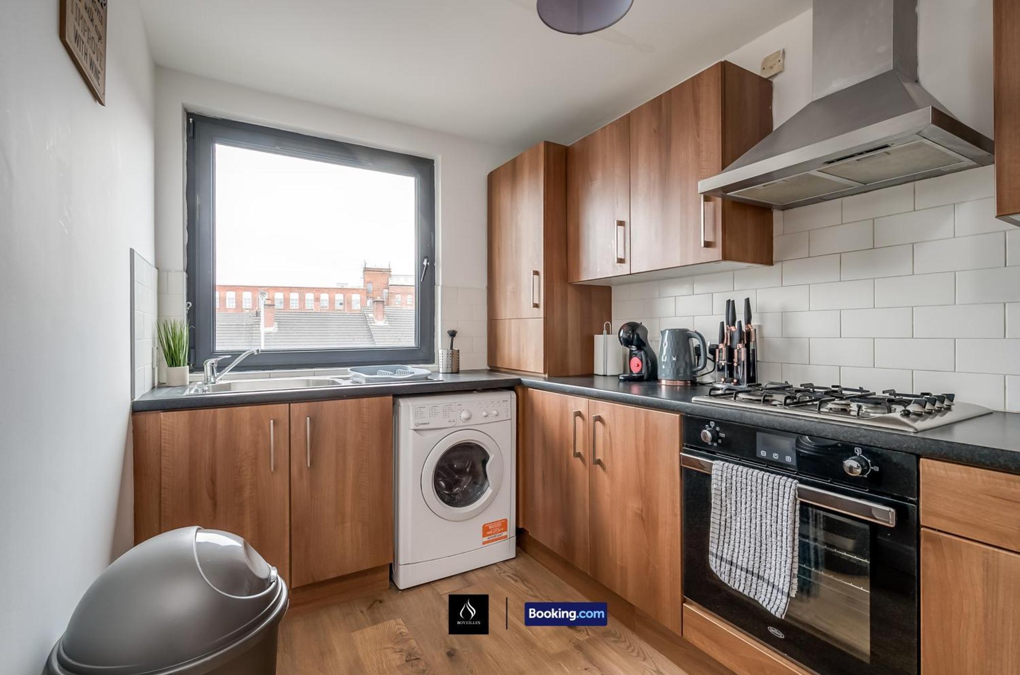 Apartment 2 Bed Modern Cozy By Boyeilles Short Lets & Serviced With Free Wifi *