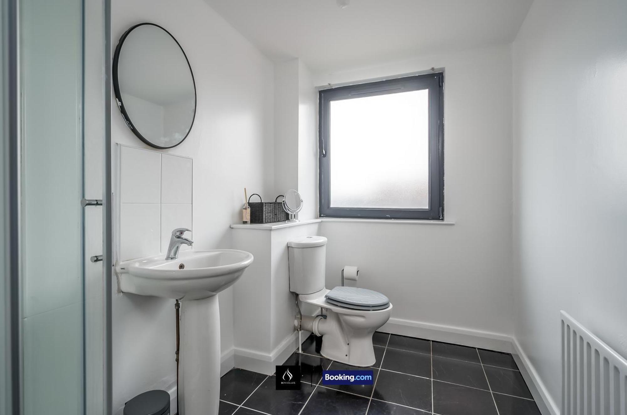 2 Bed Modern Cozy By Boyeilles Short Lets & Serviced With Free Wifi Apartment Belfast