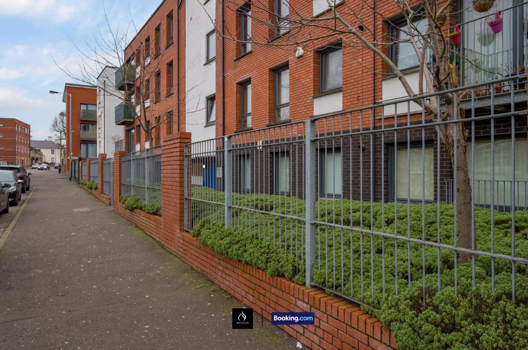 2 Bed Modern Cozy By Boyeilles Short Lets & Serviced With Free Wifi