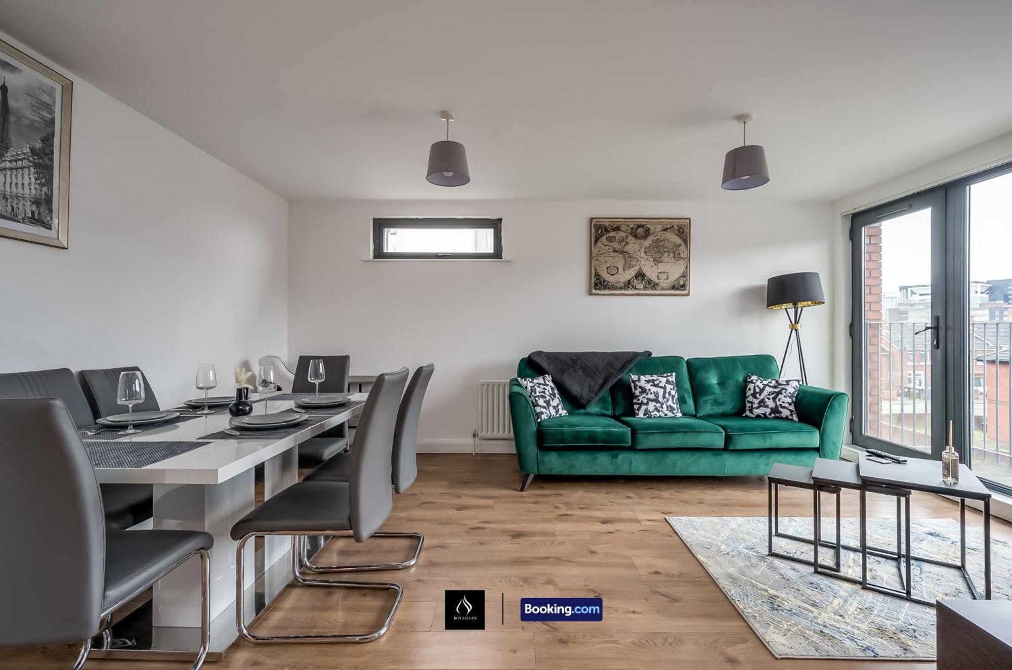 2 Bed Modern Cozy By Boyeilles Short Lets & Serviced With Free Wifi Apartment